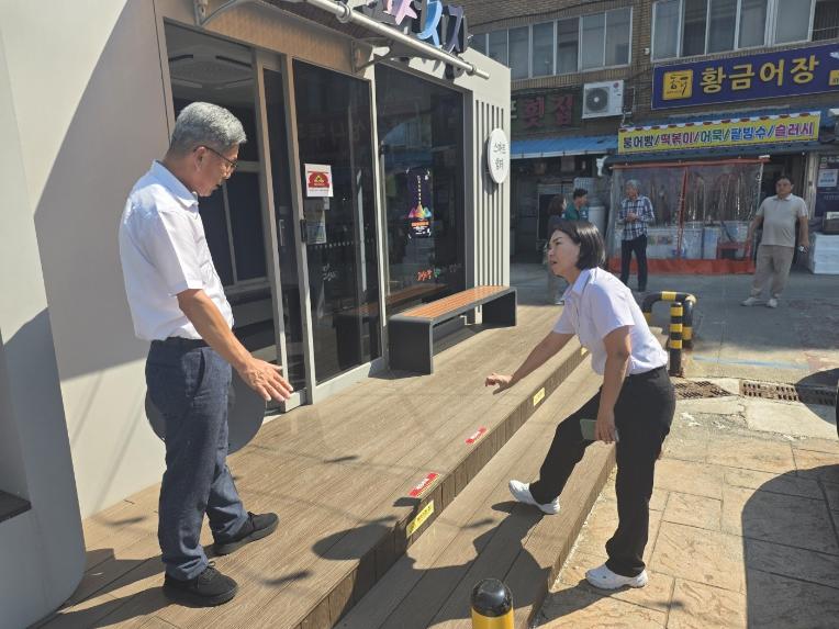 고성군의회 양애정 의원, 고성시장 스마트 쉼터·광장 현장점검 - 1