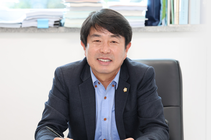 우정욱 산업경제위원회 위원장